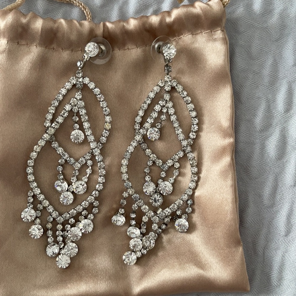 Gorgeous earrings from Cache - Picture 3 of 3